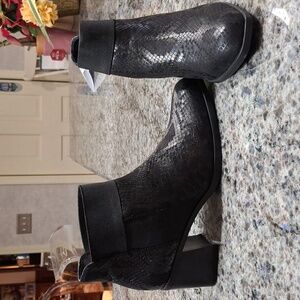 "NATURALIZER" Women's New, never worn, black, snake-skin, ankle Booties. Sz. 8M